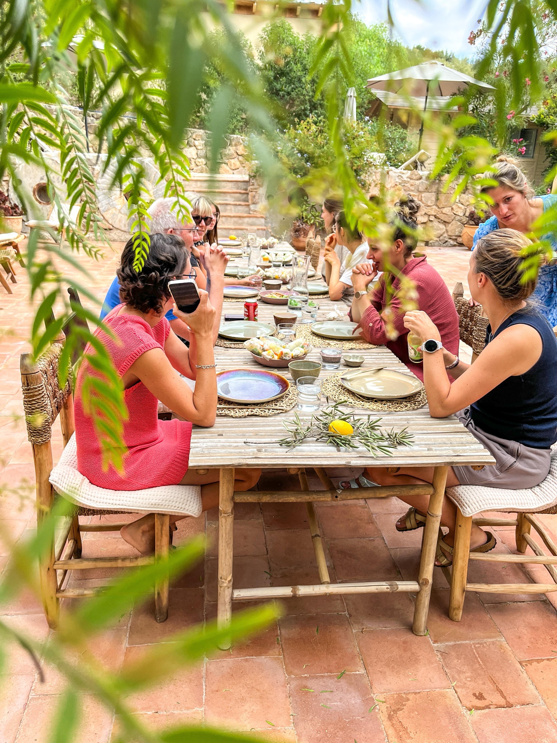 Samen aan tafel bij een woning in Spanje